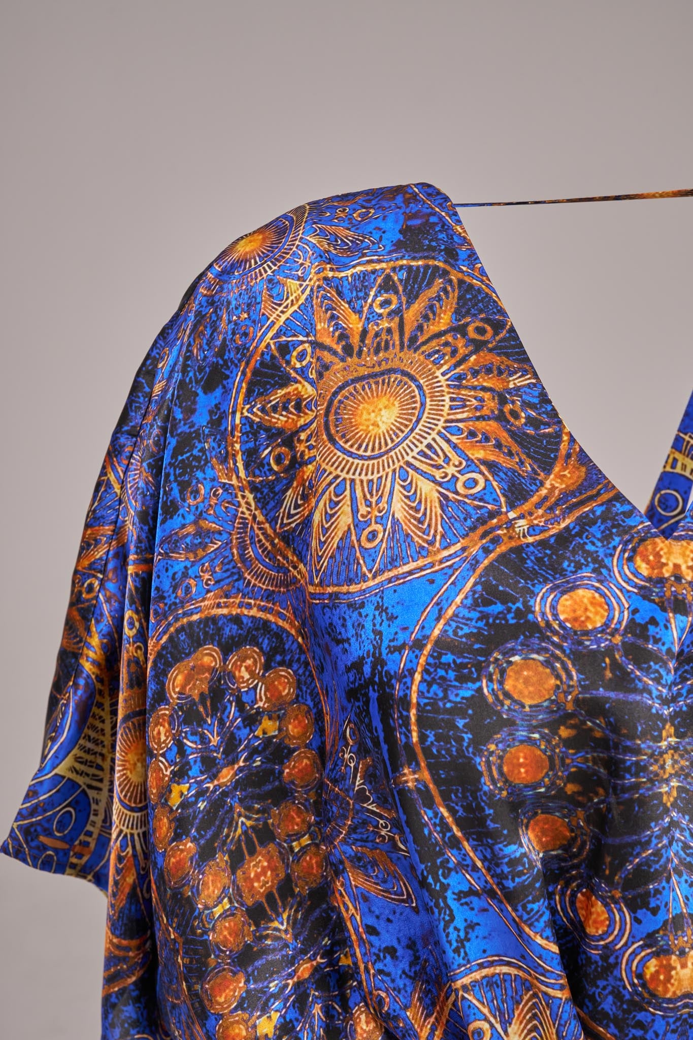 Mandala Desenli Saks Mavi Dekolte Elbise