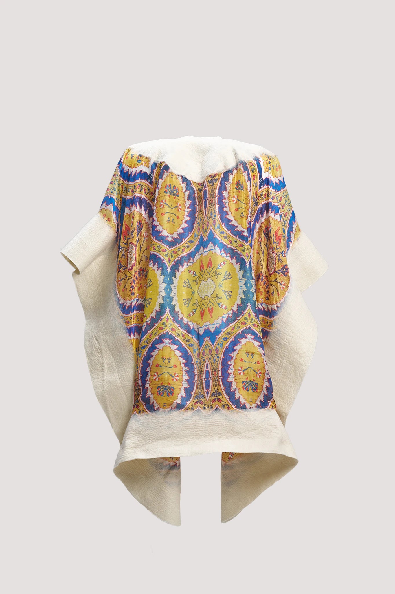 Sarı Mavi Motif Desenli İpek Keçe Panço