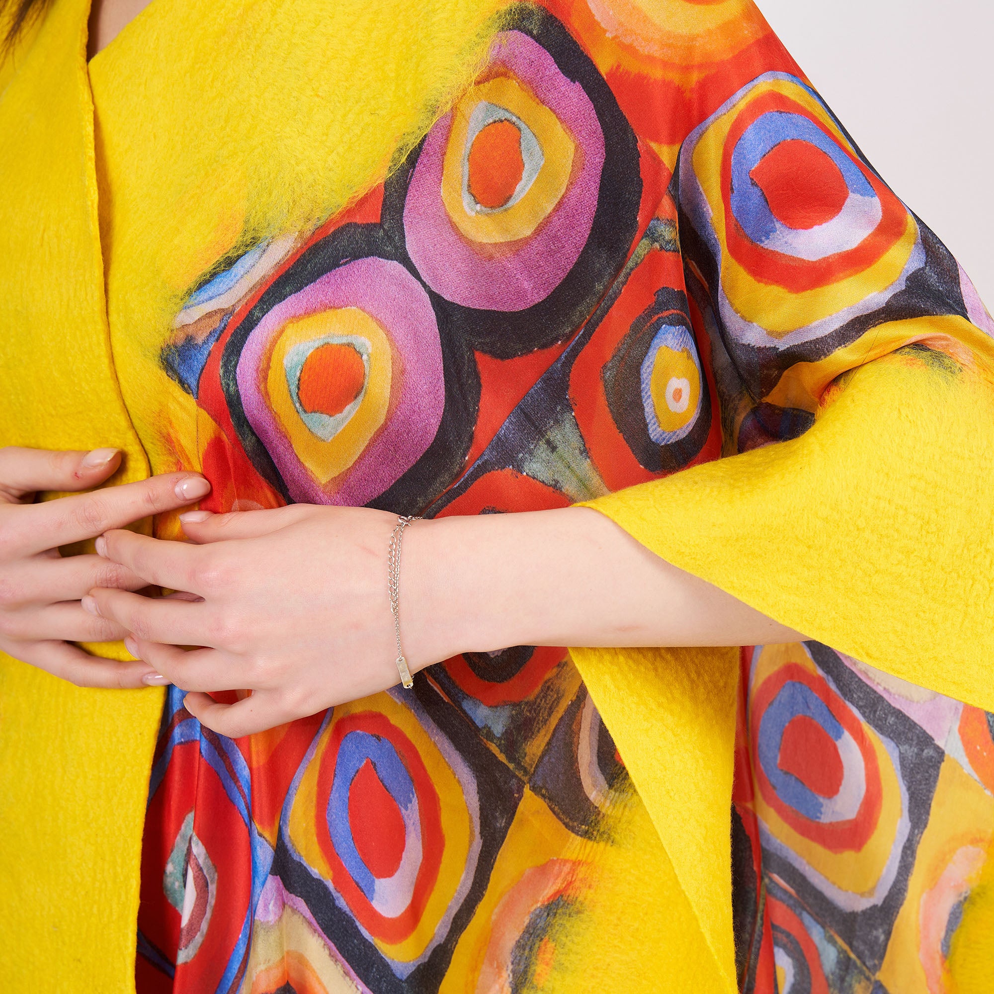 İpek Keçe Panço | Sarı | Kandinsky Squares with Circles | Nomads Felt
