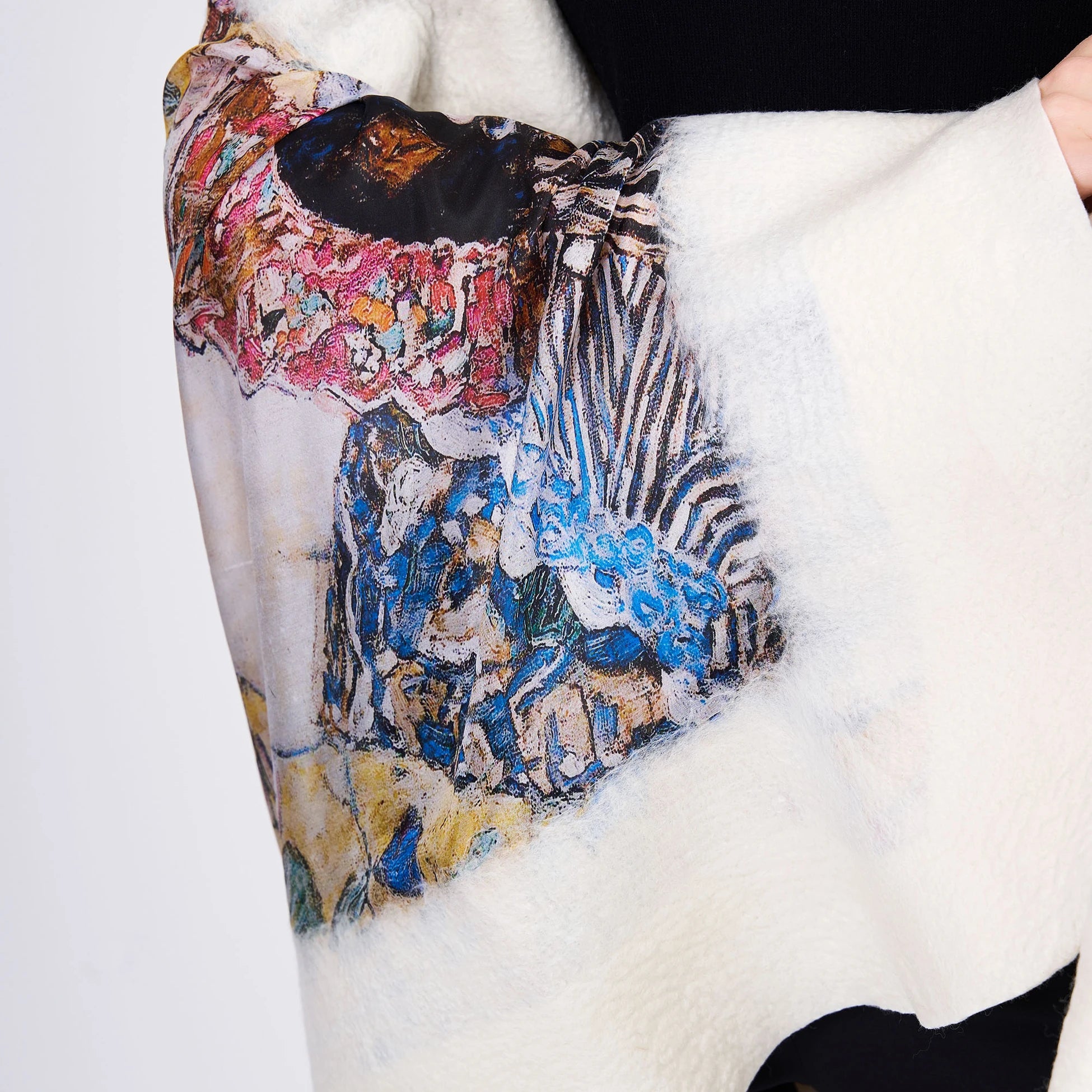 İpek-Keçe Şal | Ekru | Gustav Klimt Lady with Fan | Nomads Felt