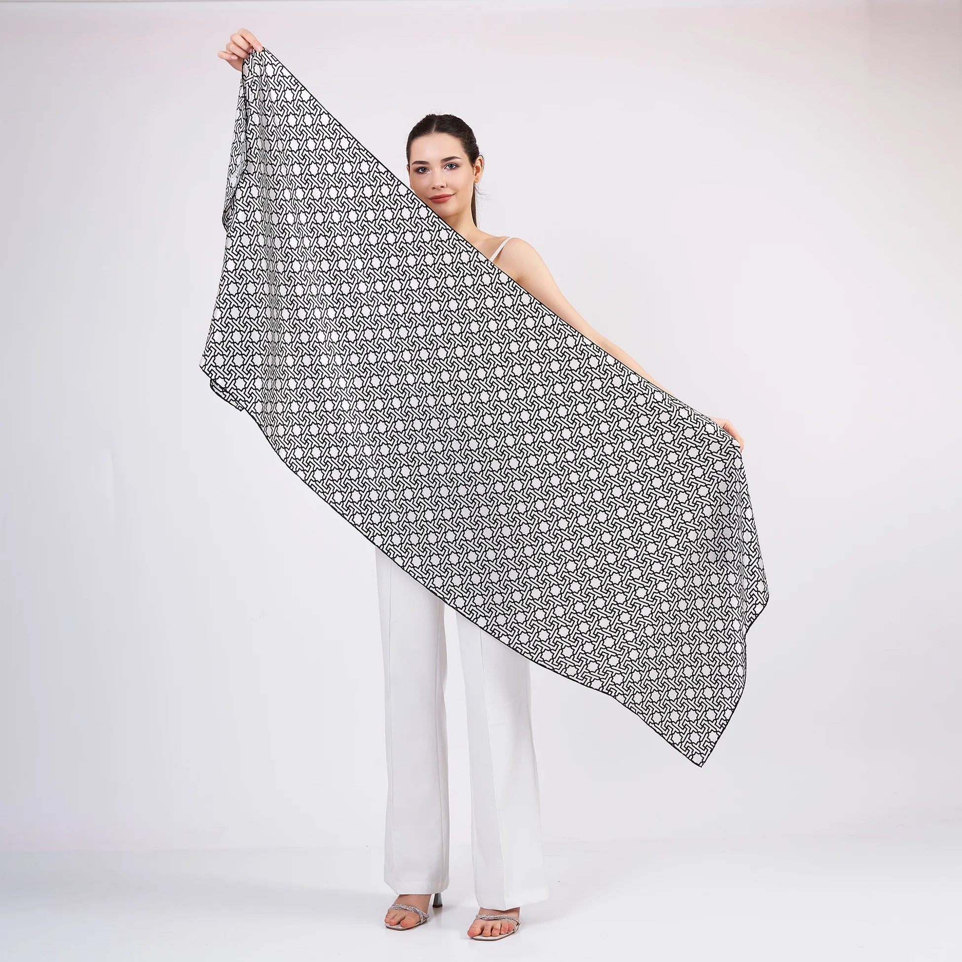 Saf İpek Fular | Siyah Beyaz | Unisex | Selçuklu Vektörel Yıldız Desen | Nomads Felt