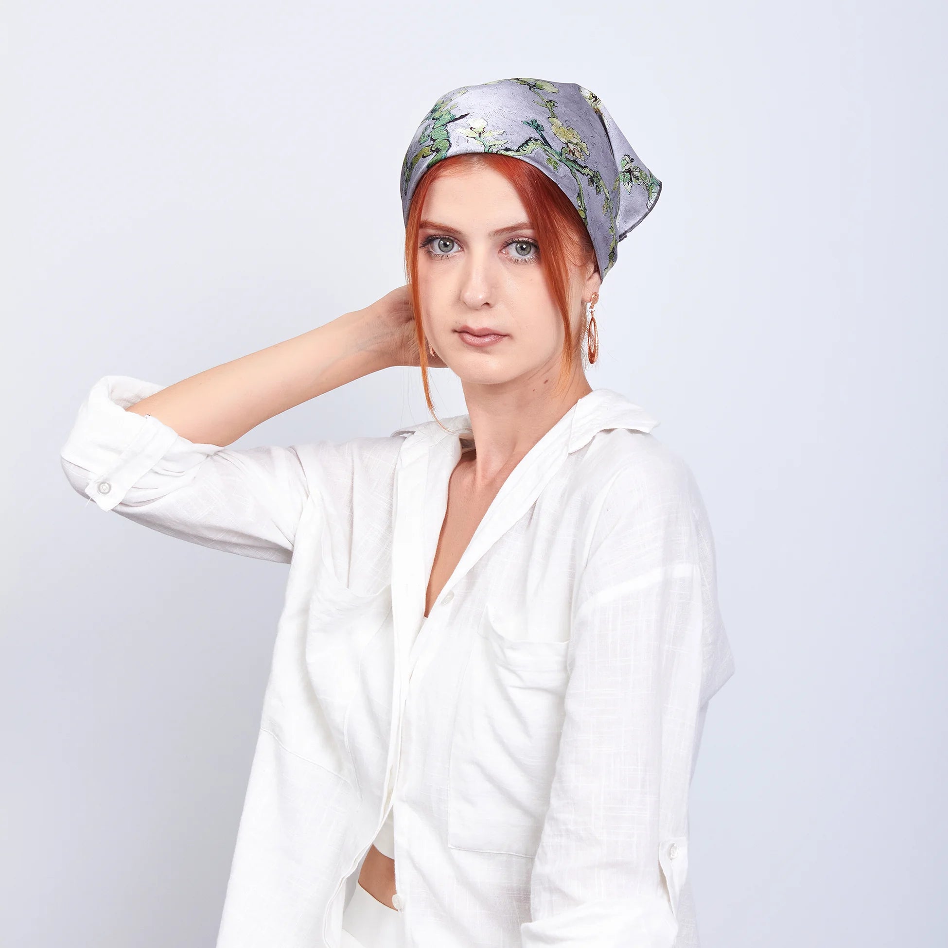 %100 İpek Fular Bandana | 55x55 cm | Gri Van Gogh Badem Ağacı | Nomads Felt