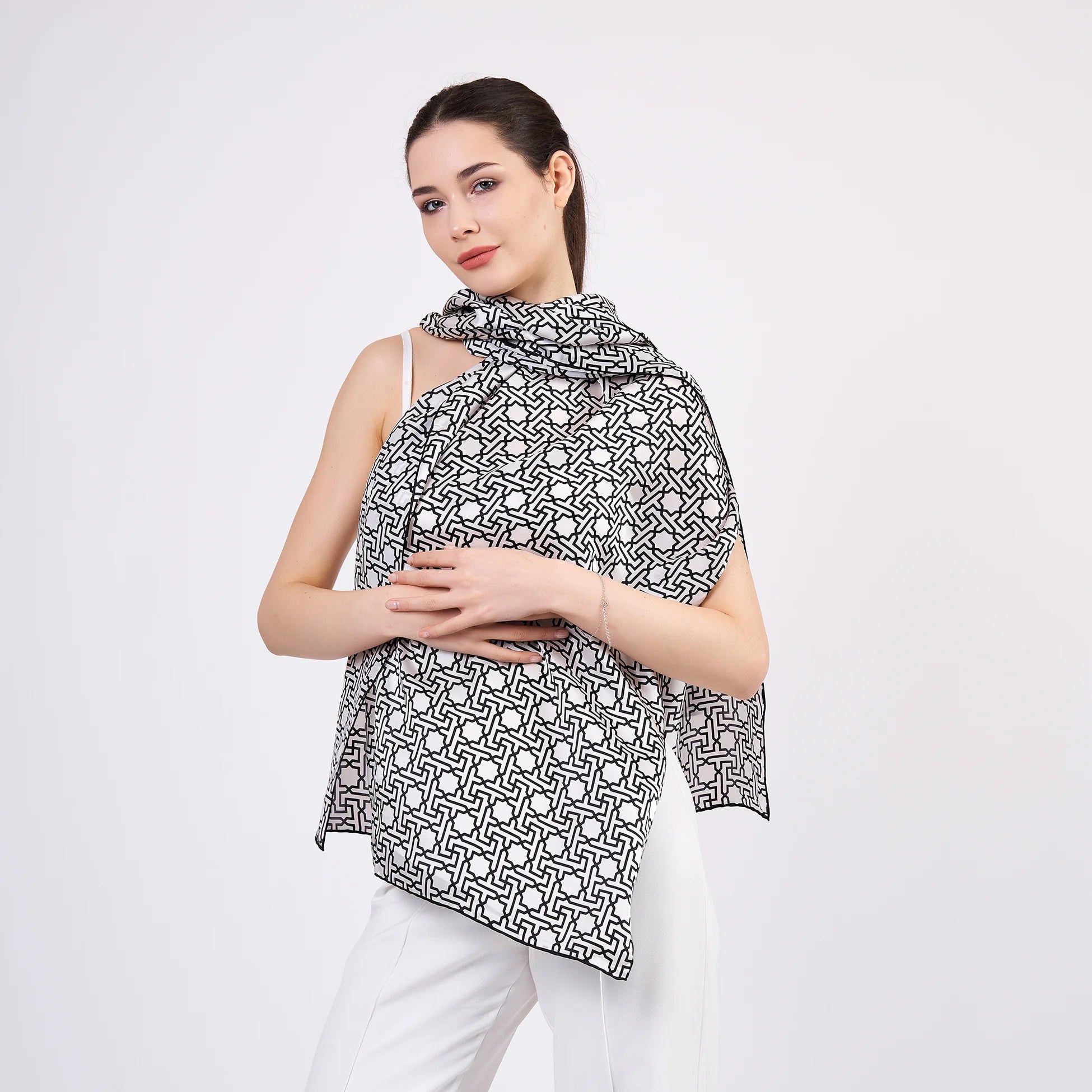 Saf İpek Fular | Siyah Beyaz | Unisex | Selçuklu Vektörel Yıldız Desen | Nomads Felt