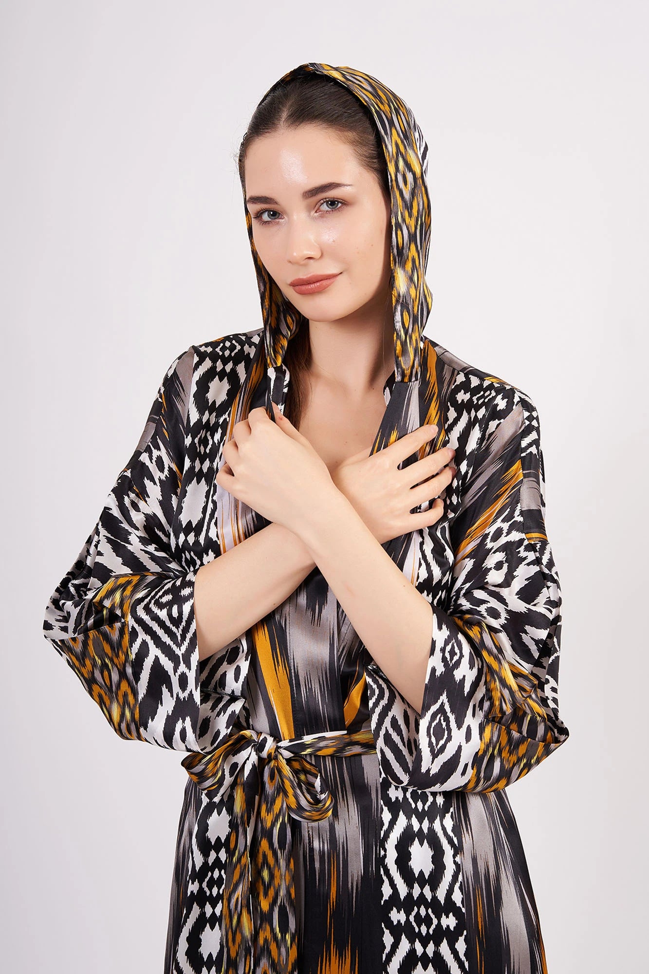Saf İpek Kapüşonlu Kimono Kaftan | Siyah-Gold İkat Desen | Nomads Felt