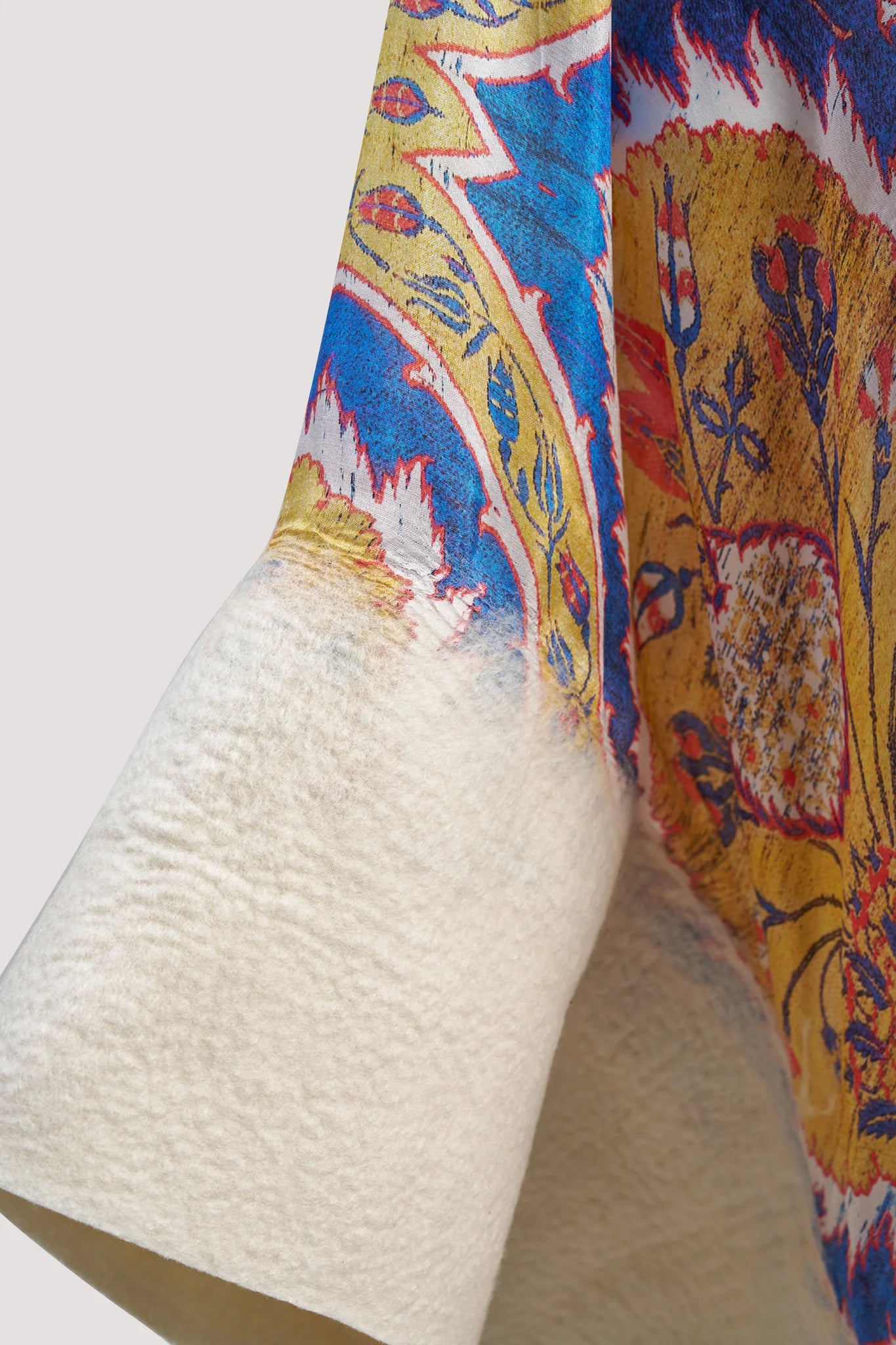 Sarı Mavi Motif Desenli İpek Keçe Panço