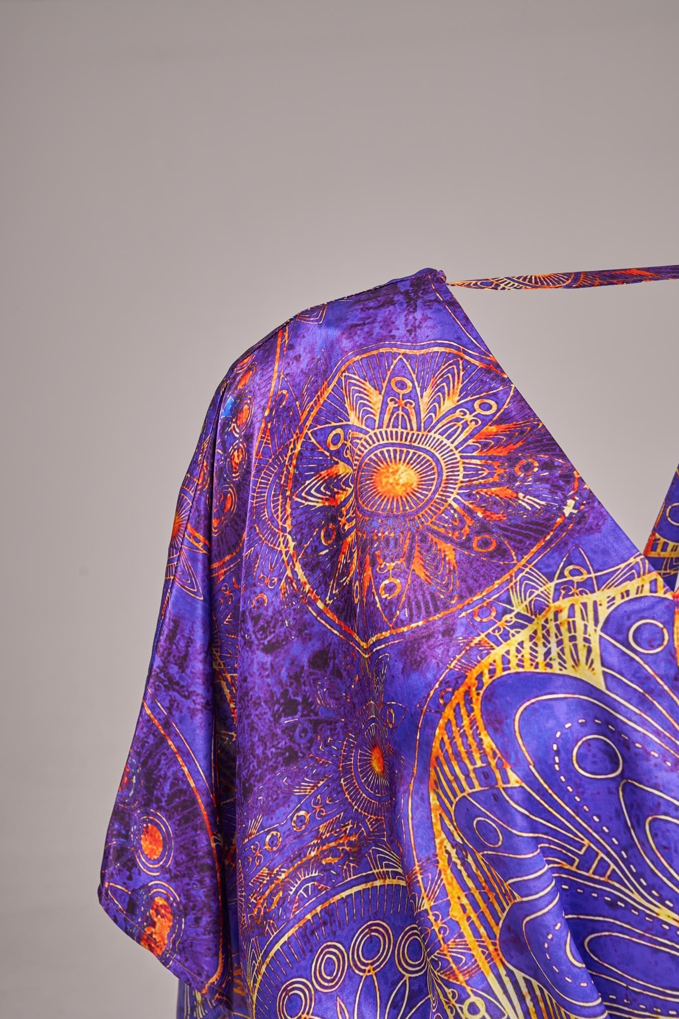 Mandala Desenli Mor Dekolte Elbise