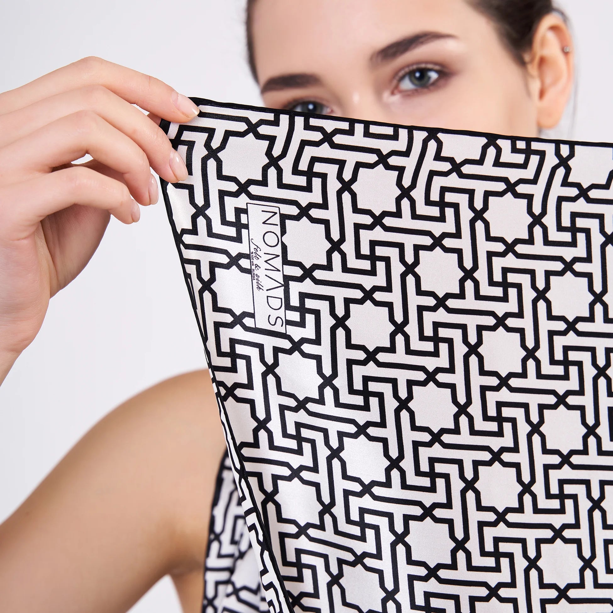 Saf İpek Fular | Siyah Beyaz | Unisex | Selçuklu Vektörel Yıldız Desen | Nomads Felt