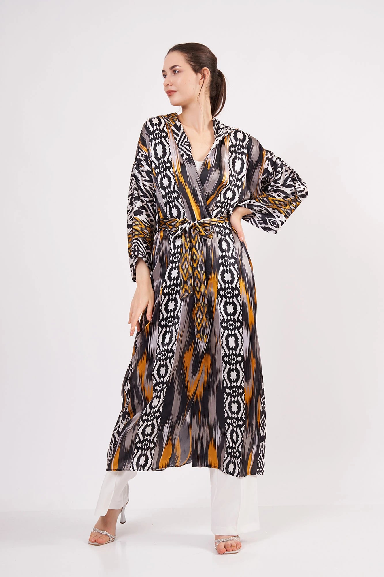 Saf İpek Kapüşonlu Kimono Kaftan | Siyah-Gold İkat Desen | Nomads Felt