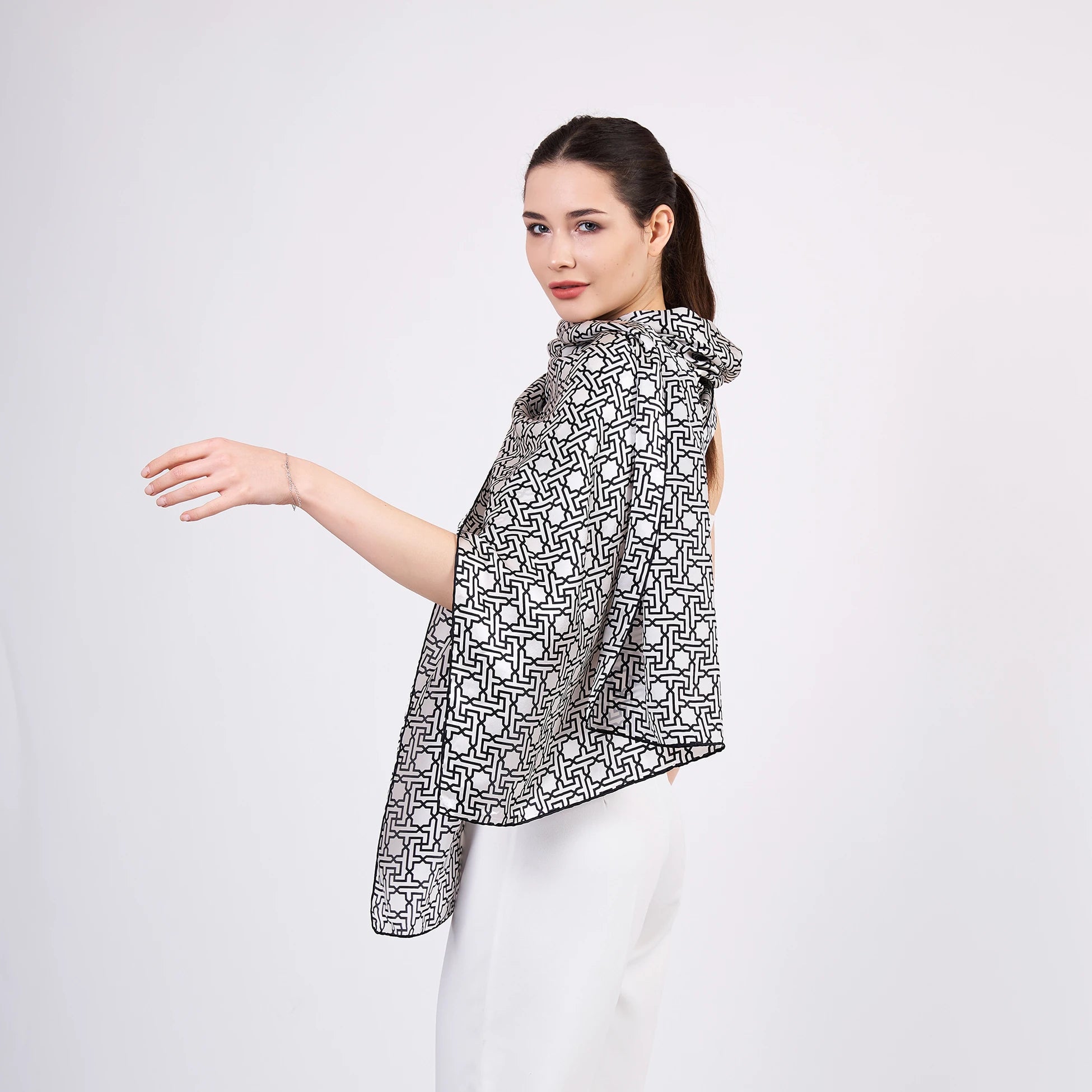 Saf İpek Fular | Siyah Beyaz | Unisex | Selçuklu Vektörel Yıldız Desen | Nomads Felt