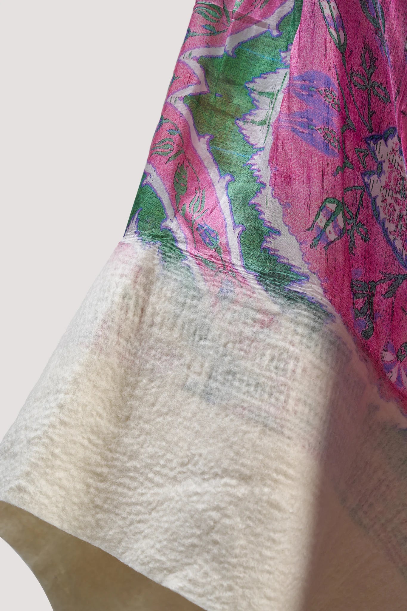 Pembe Yeşil Motif Desenli İpek Keçe Panço