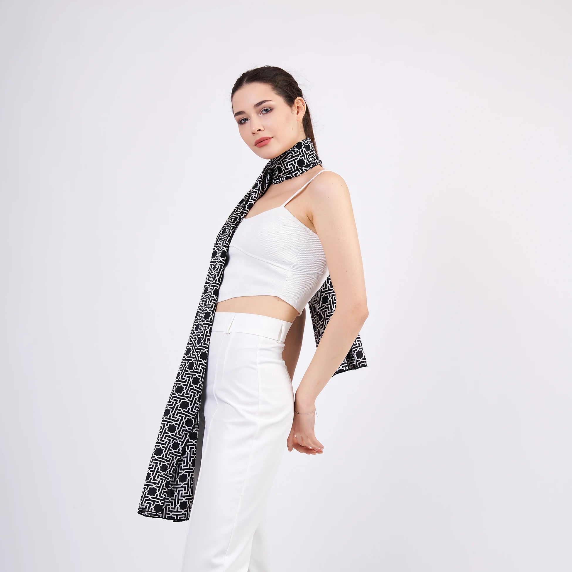 Saf İpek Fular | Siyah | Unisex | Selçuklu Vektörel Yıldız Desen | Nomads Felt