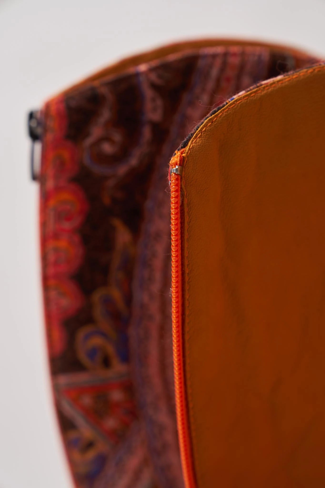 Turuncu Mandala Desenli Keçe Deri Kadın Çizme