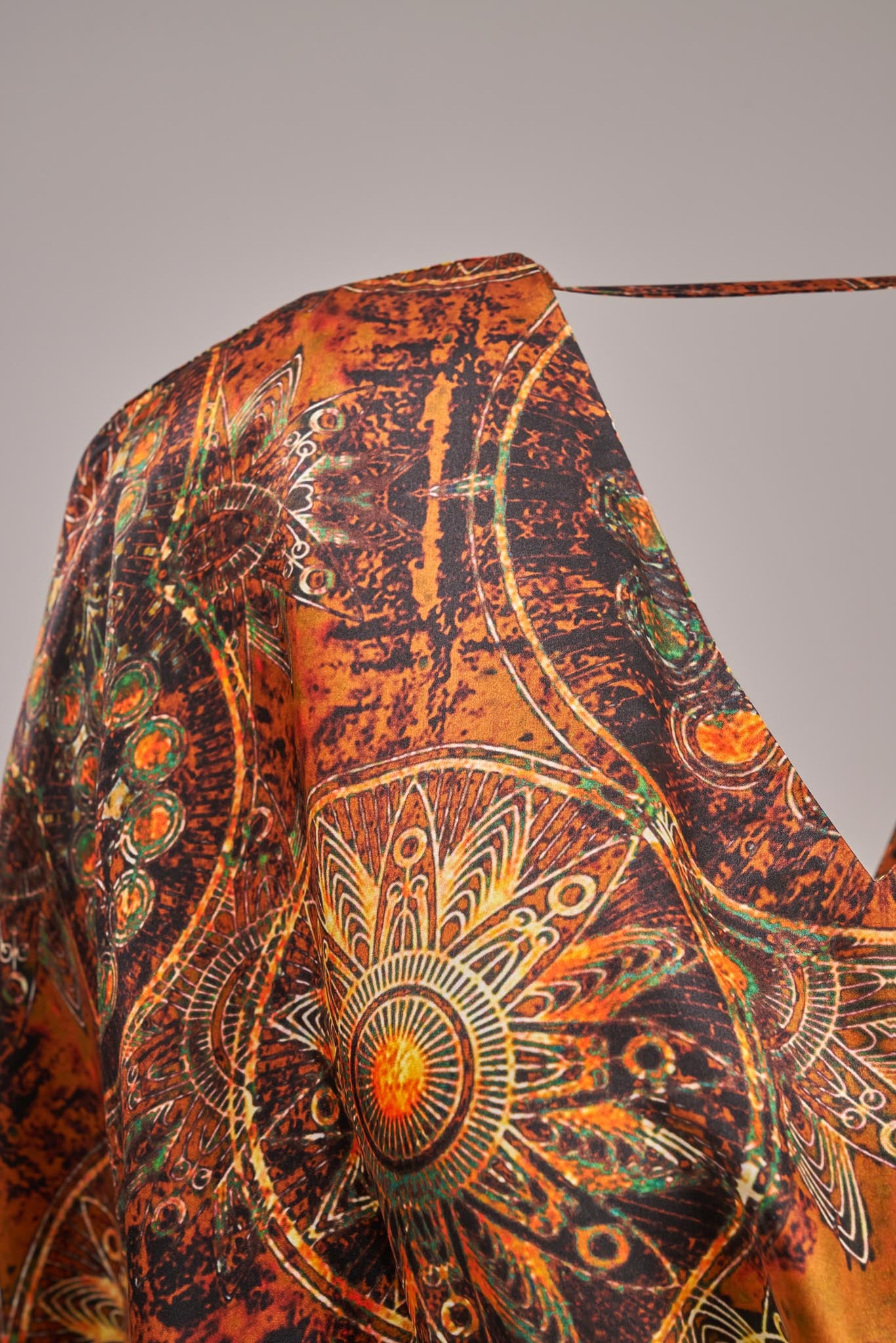 Mandala Desenli Turuncu Dekolte Elbise