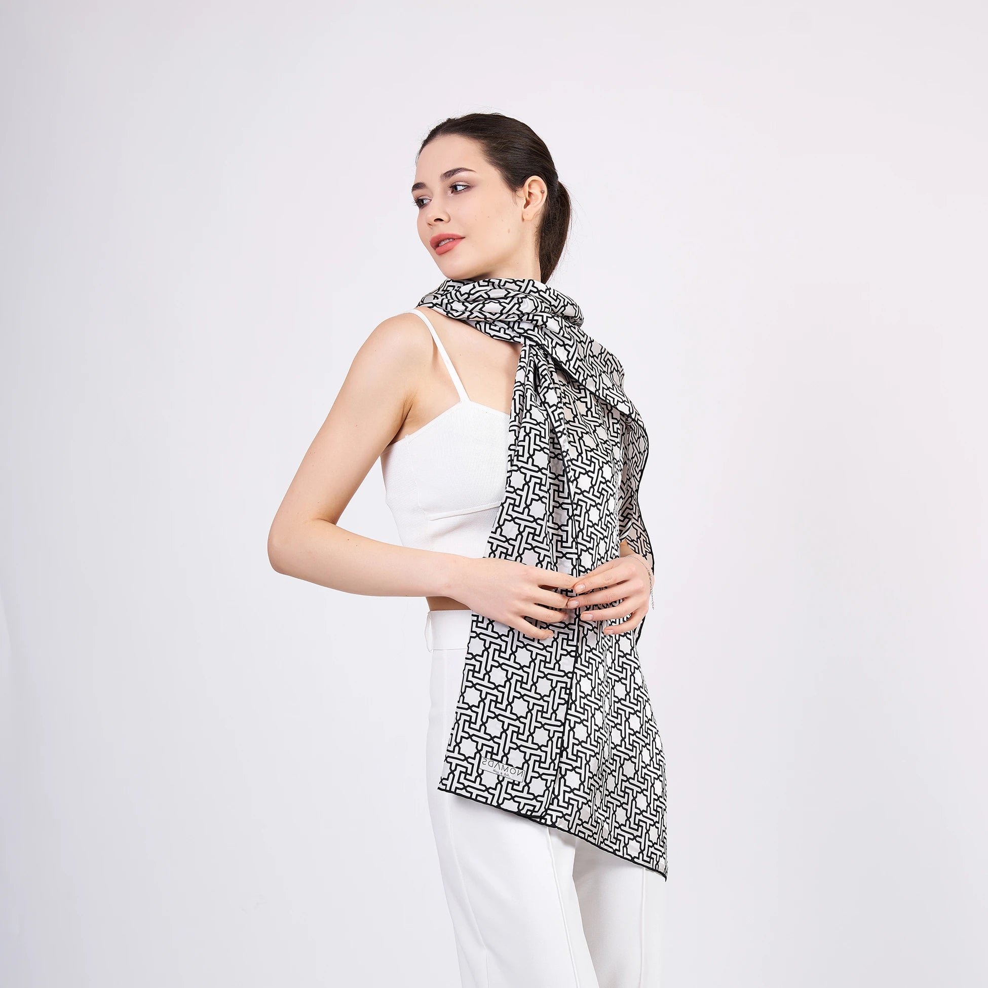 Saf İpek Fular | Siyah Beyaz | Unisex | Selçuklu Vektörel Yıldız Desen | Nomads Felt
