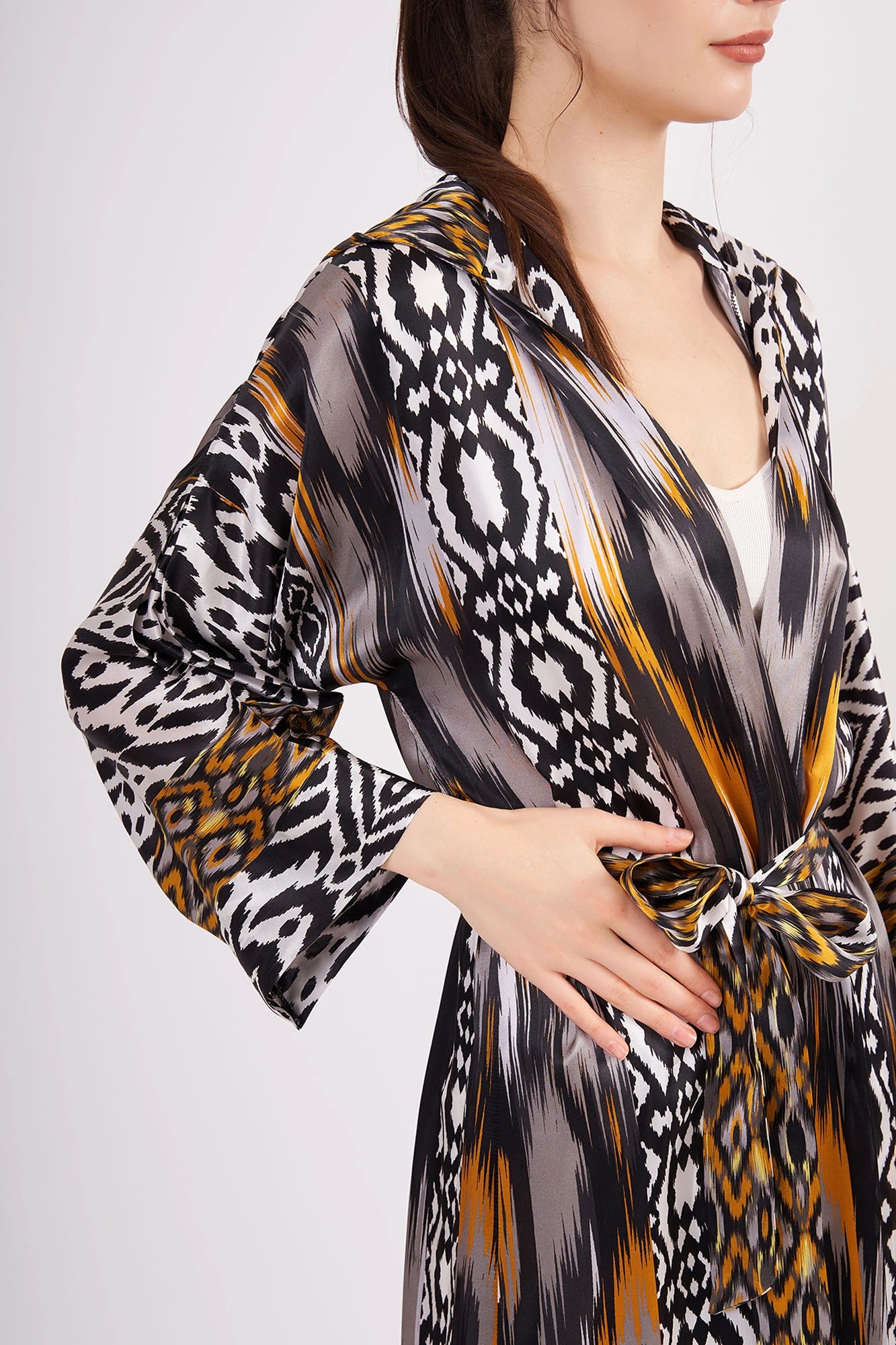 Saf İpek Kapüşonlu Kimono Kaftan | Siyah-Gold İkat Desen | Nomads Felt