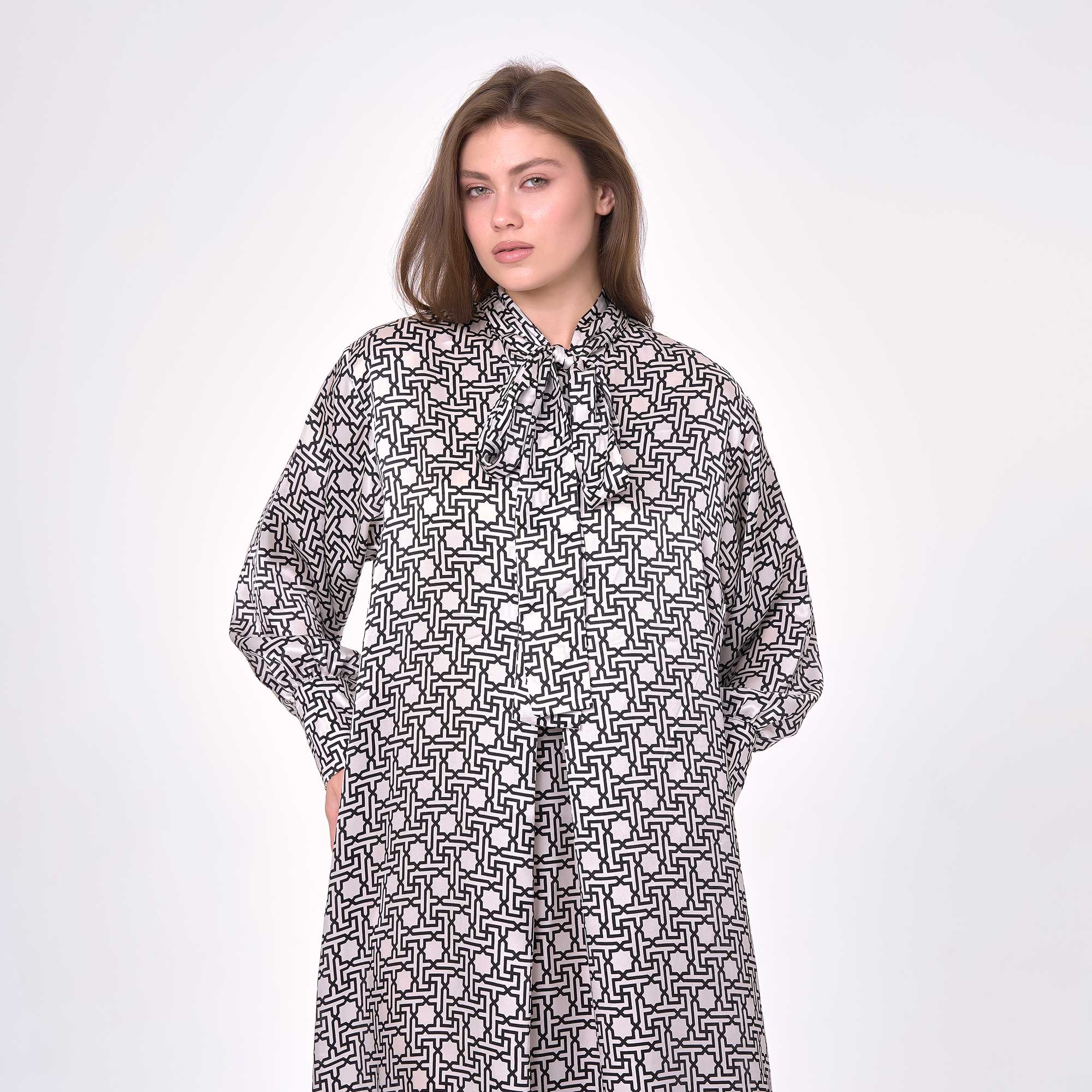 Selçuklu Desenli Gri Beyaz Twill Yaka Uzun Elbise