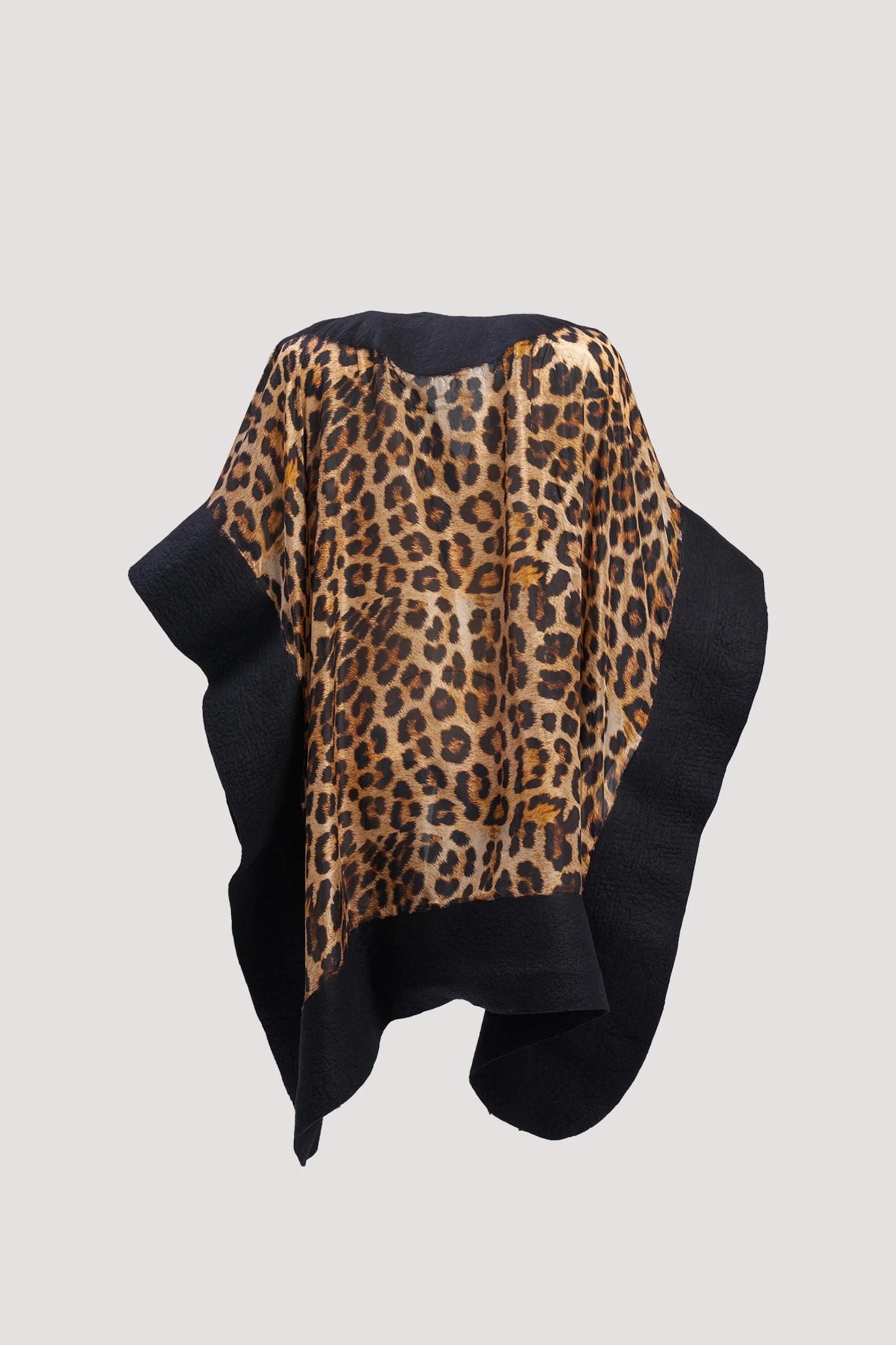 Kahverengi Leopar Desenli İpek Keçe Panço