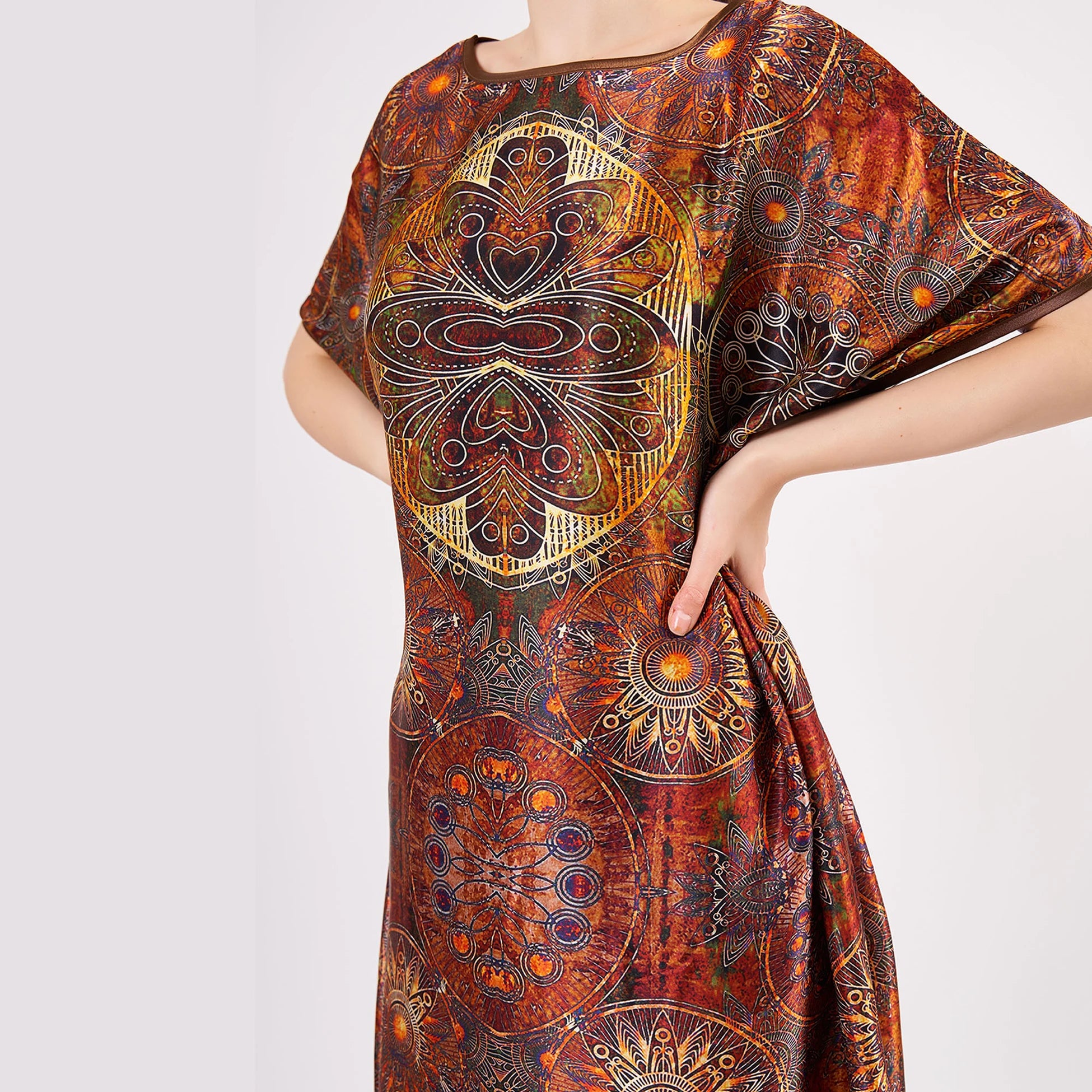 Kahverengi Mandala Desenli İpek Elbise