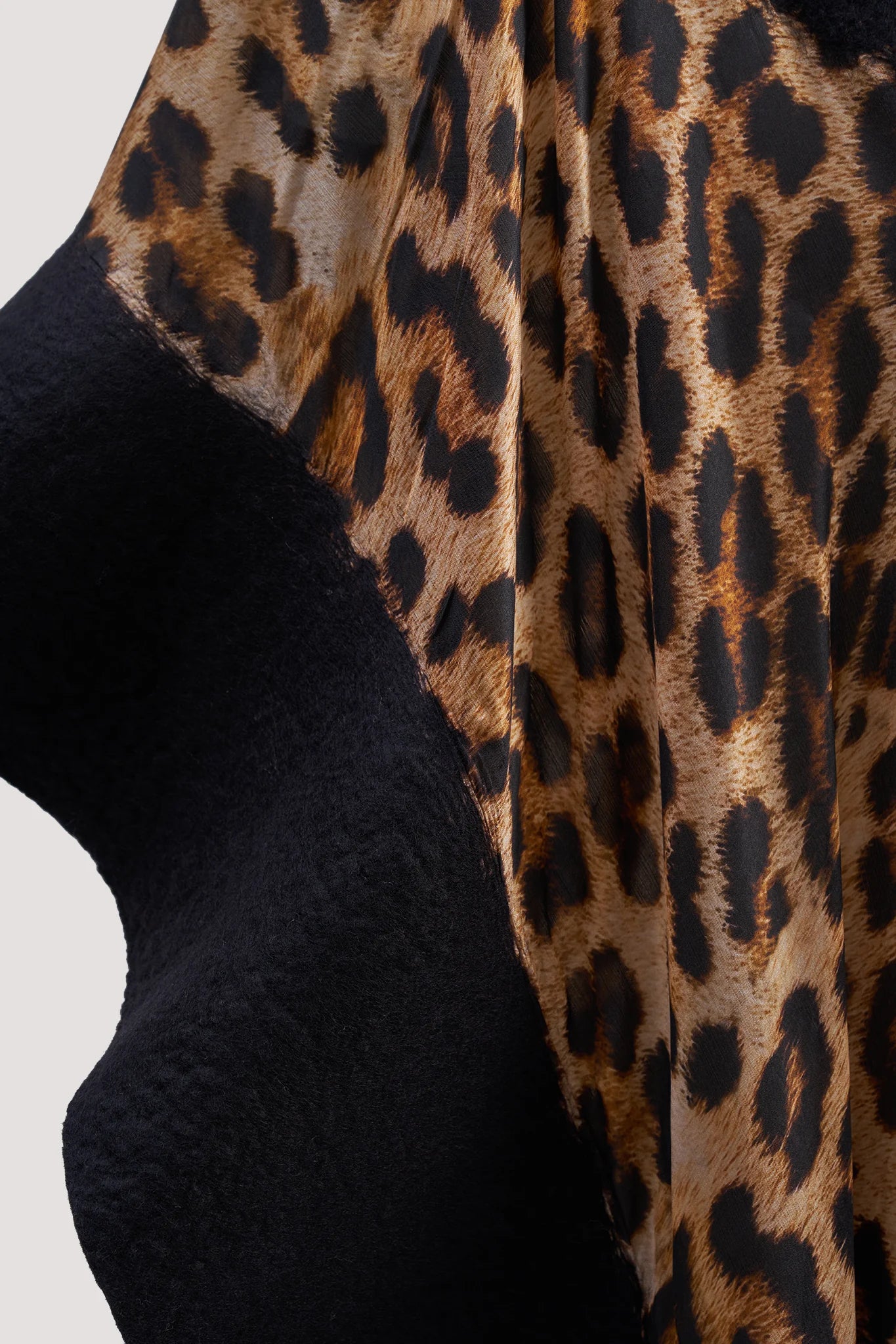 Kahverengi Leopar Desenli İpek Keçe Panço