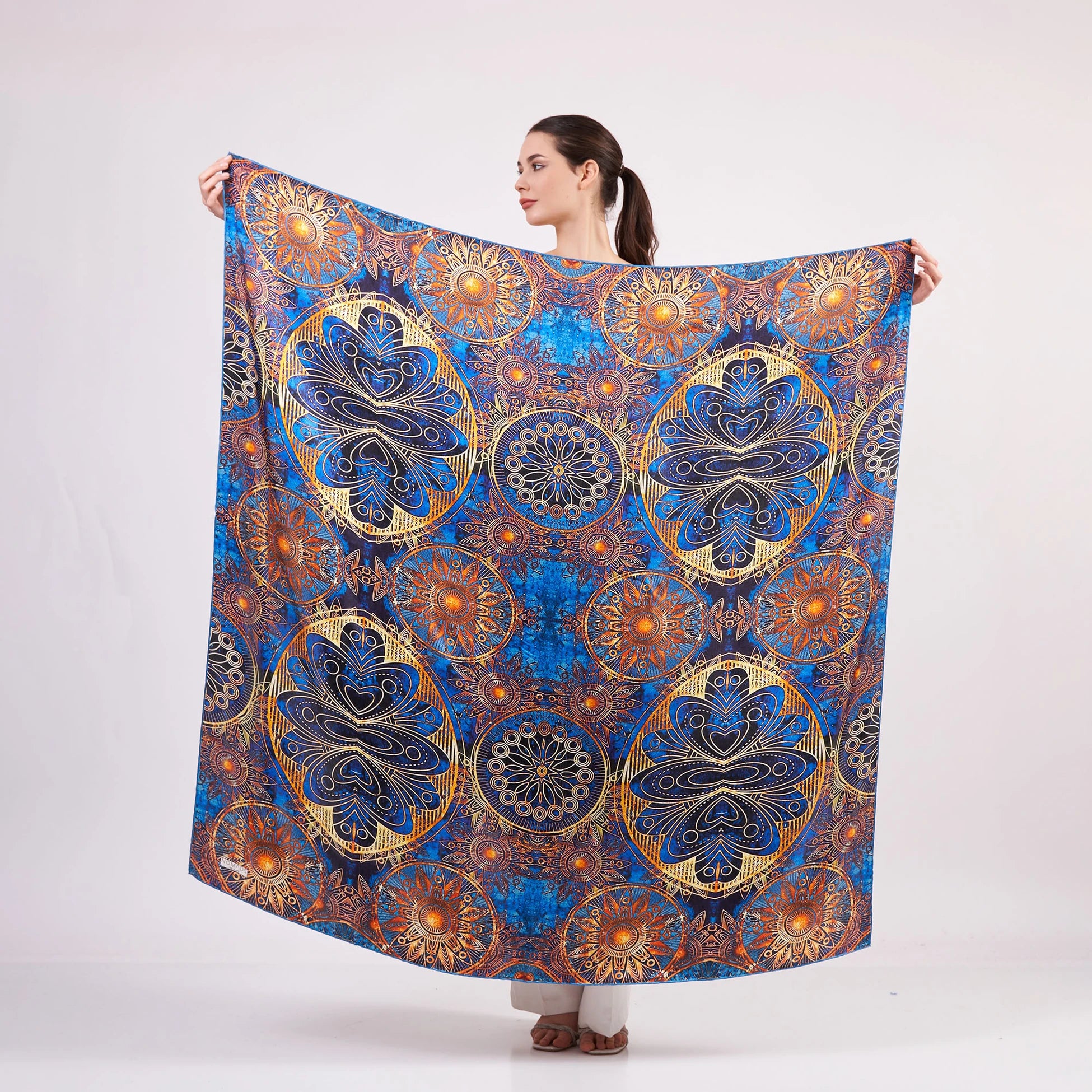 100% İpek Şal | Mandala Desen | 140 cm | Mavi | Nomads Felt